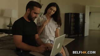 Slutty blond bezwen yon gwo kòk chante nan pussy li detire