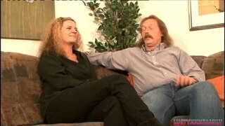 Похотливая мамаша менен огромными сиськами трахается өзүнүн зятем позволяя ага кончить анын чоң сиськи