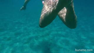 ���ீச்சல் என் butt plug in the ocean