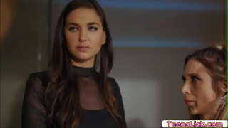 Charlotte Stokely បំពេញរបស់នាងត្រូវការហើយនាងថែមទាំងជួយ Silvia Saige