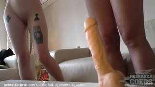 Botezuri puii încearcă diferite vibratoare pentru a vedea cât de mare este prea mare