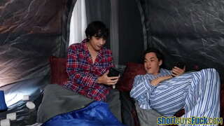 Busty puma dunkade av korta killar i trio tills cumshot