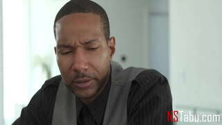 Ébano Enteada Quer Papai Tratá-La Como Uma Senhora