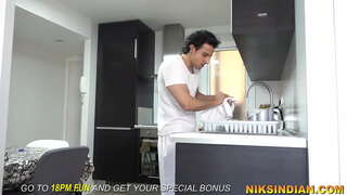 خادم نے دیکھا ماسٹر کی بیٹی پیشاب اور پھر اس کے گدا بھاڑ میں جاؤ