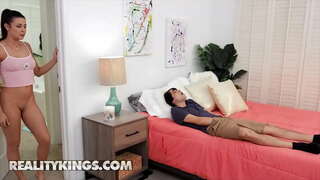 Reality Kings - RK Galvenais - Kailija Raķešu, Ricky spāņu - Lapiņas Sēdeklis Reality Kings - RK Galvenais - Kailija Raķešu, Ricky spāņu - Lapiņas Sēdeklis