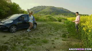 ���ෙරි දුන්නා සෑම් බෑවුම් සහිත blowjob හා ඉටිපන්දම් දී ඇය බට් සඳහා ඔහුට පහරක්