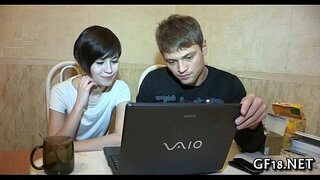 Cute babe élargit les jambes