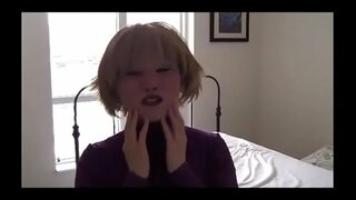 Femeia pune pe o masca de sex feminin se joaca cu un vibrator