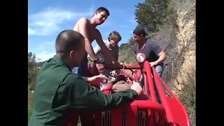 Викрутасна чорна розпусниця Келлі Стар з великими грудьми любить, коли її трахають в усі отвори чотири збуджених хлопців. Викрутасна чорна розпусниця Келлі Стар з великими грудьми любить, коли її трахають в усі отвори чотири збуджених хлопців.