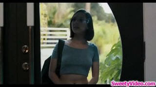 Сексуальная массажистка занимается скиссорингом со своей лесбийской клиенткой