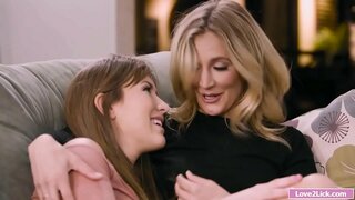 Mẹ được cô gái và liếm mẹ