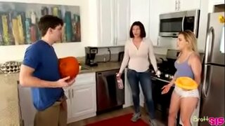 Sneaking na stepsister wakati mama ni kufanya labore nyumbani Sneaking na stepsister wakati mama ni kufanya labore nyumbani