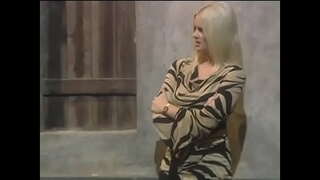 Big ass blonde bitch Hana Harper sucks kwaye fucks chefs fat dick kwi-restaurant