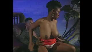 Mnyama guy licks hairy pussy ebony babe kwaye fucks yakhe doggy isimbo kwi isitulo